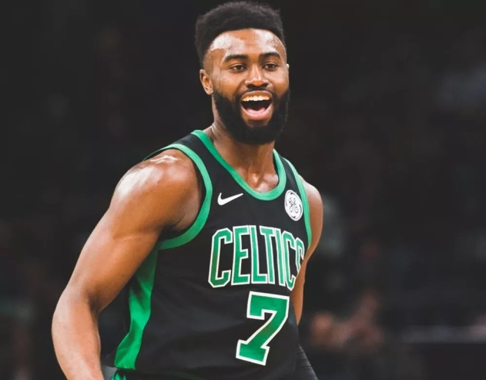 凯肖恩·乔治展现惊人实力（凯肖恩·乔治大放异彩，尽显强劲实力）