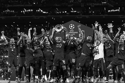 意甲最新积分战报 那不勒绝杀尤文 超国米1分登顶 罗马连败仍第4（意甲积分最新形势：那不勒斯绝杀尤文，反超国米1分登顶，罗马连败仍第4）