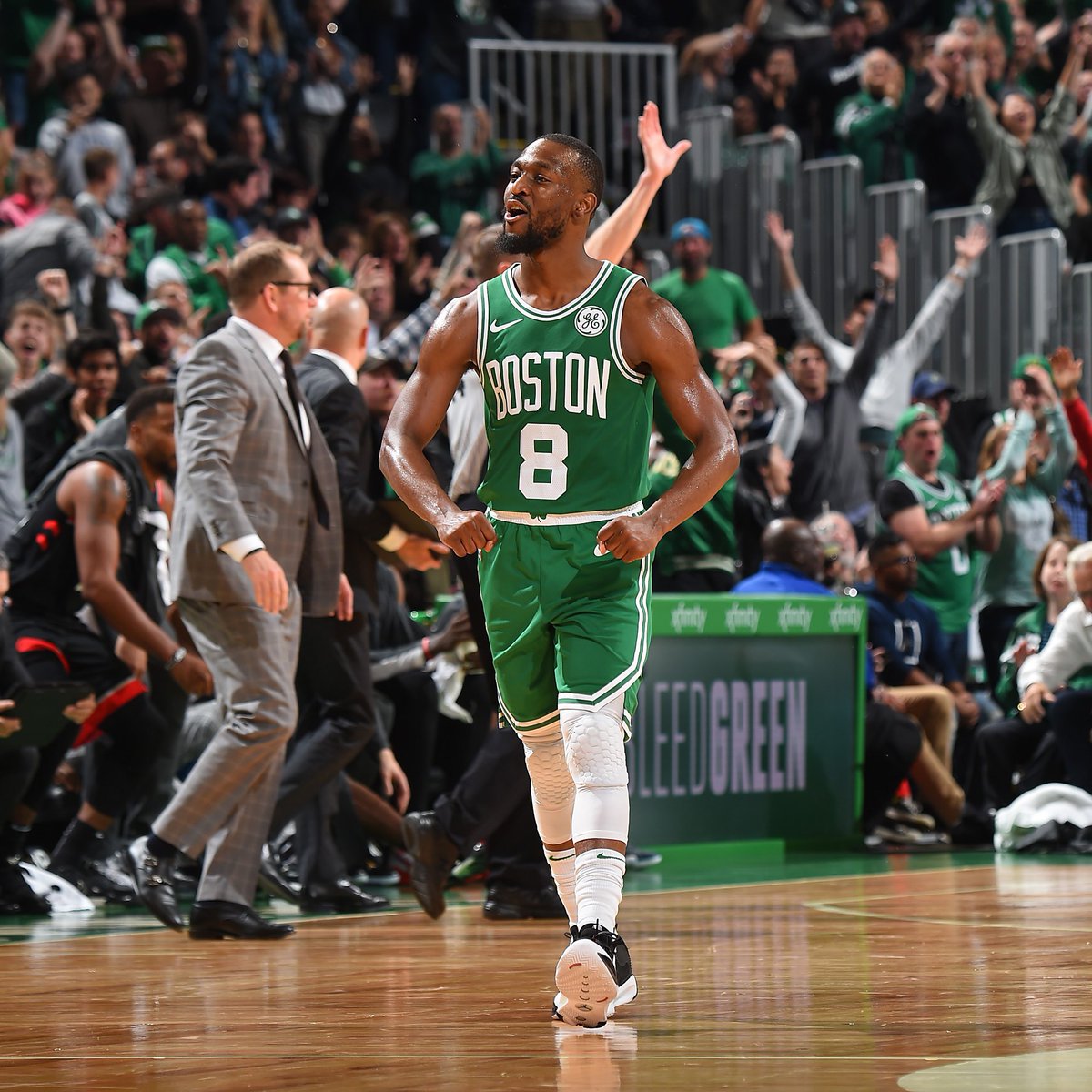 基米希穿充气南瓜装庆祝万圣节，德国队友劳姆赞其为“超模”（基米希穿充气南瓜服庆祝万圣节，德国队友劳姆直呼像超模）