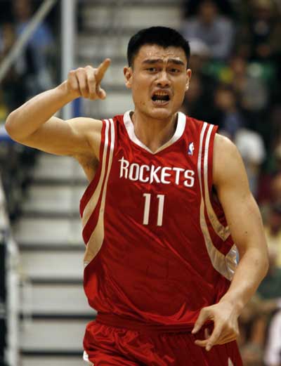 狄龙打趣：昨天没在丰田中心投篮 若他们允许明天计划试试（狄龙笑言：昨天未在丰田中心投篮，若获准明天打算试试）