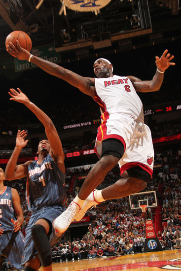 皇马客战奥林匹亚科斯：姆巴佩、维尼修斯首发，贝林厄姆替补（皇马客场挑战奥林匹亚科斯：姆巴佩、维尼修斯先发，贝林厄姆暂列替补）