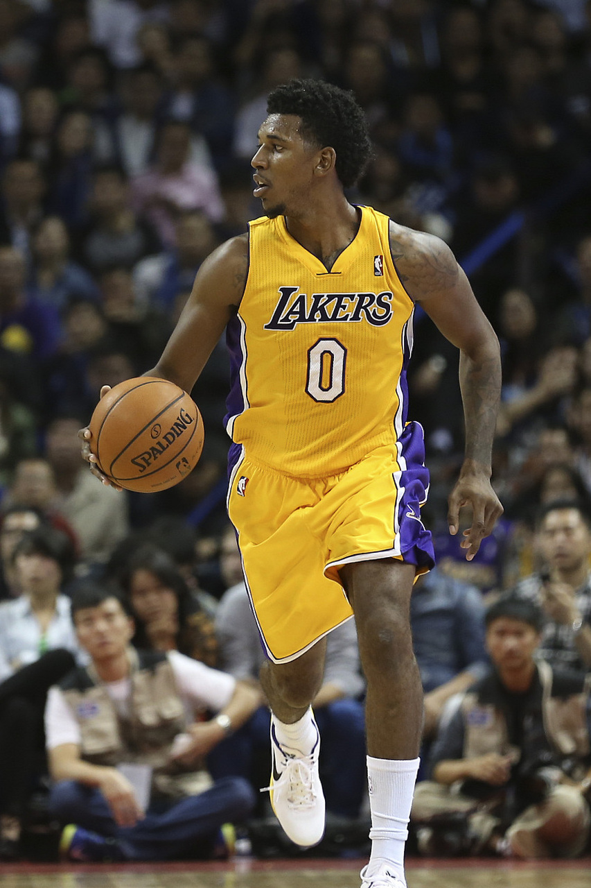 圣诞前夕送温暖，萨卡、马丁内利等阿森纳球员探望生病的孩子（圣诞前夕，萨卡与马丁内利率阿森纳众将探访病童送上温暖）