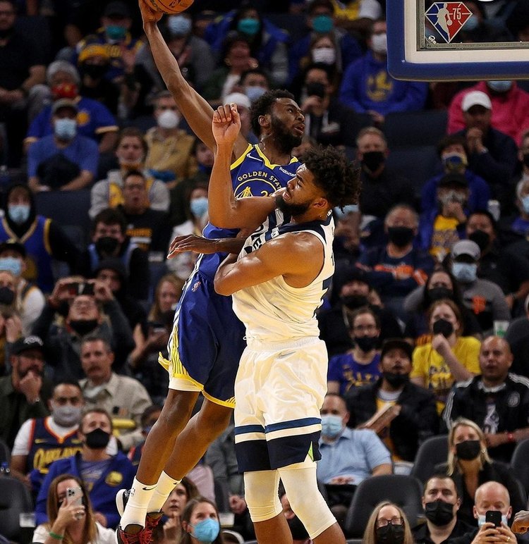 墨菲抢断瞬间，展现超凡球技（墨菲瞬间断球，尽显精湛球技）