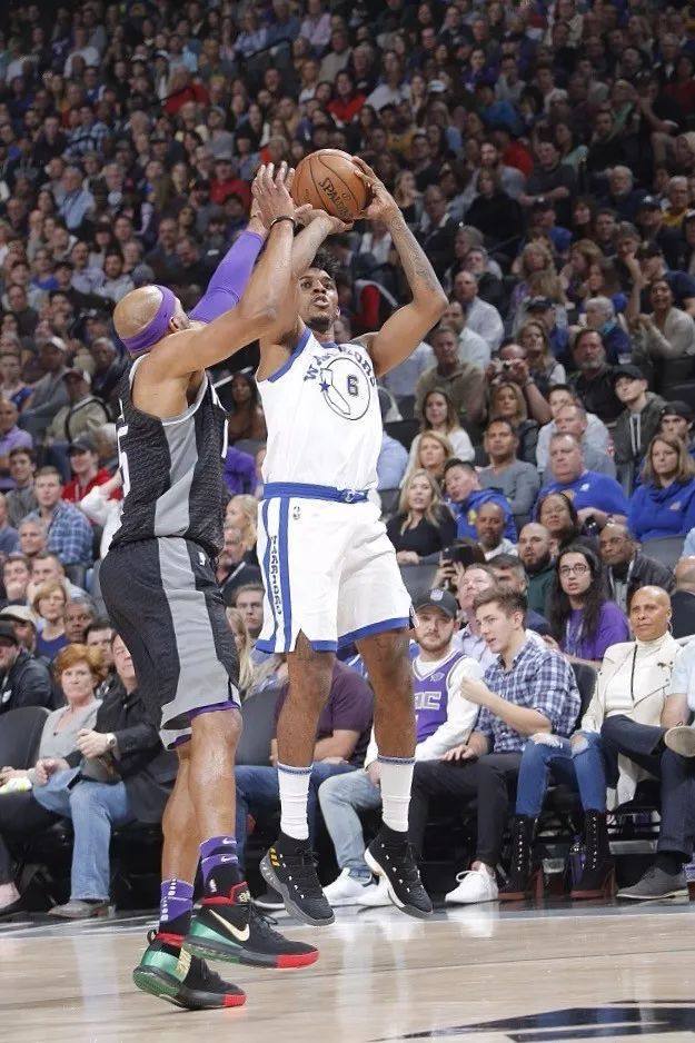 杰伦·布朗的表现引发热议（杰伦·布朗的发挥成为热点话题）