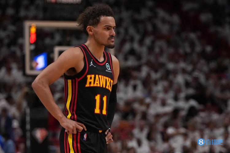 奇招！巴拉多利德球员防守中亲吻对手，后者挥拳反击遭红牌罚下（巴拉多利德球员防守时突袭亲吻，对手挥拳回击吃到红牌）