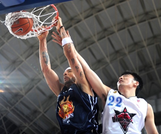 镜头语言，阿诺德上场镜头给到一位利物浦球迷亲吻队徽（阿诺德登场瞬间，镜头捕捉利物浦球迷亲吻队徽）