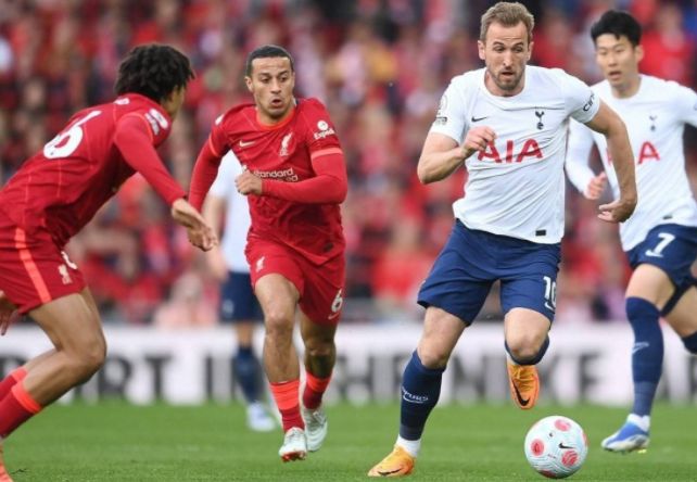 揭幕战温馨一幕！李春江受邀观看广厦总冠军颁奖仪式，受到热烈欢迎（揭幕夜暖心时刻：李春江受邀见证广厦加冕仪式，现场热烈欢迎）