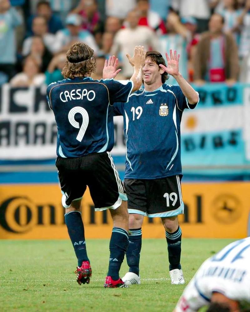 足球断球的最佳时机是什么？（足球比赛中，何时出脚抢断最恰当？）