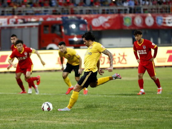 半场战报：三镇0-2山东，泽卡建功，刘洋破门（半场速报：三镇0-2山东，泽卡、刘洋先后建功）
