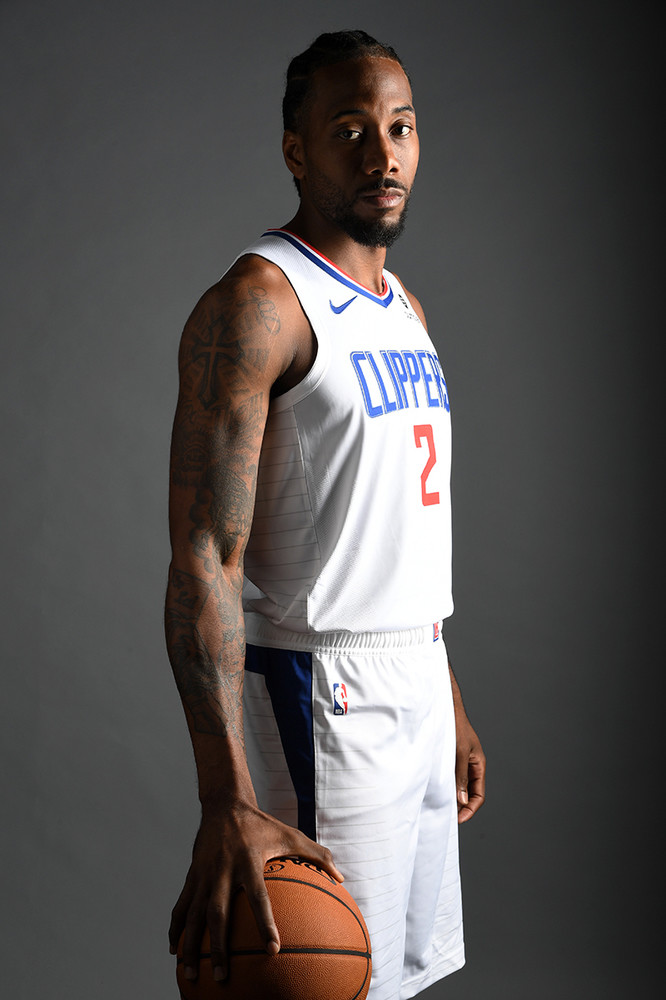 两位体坛巨星会面，樊振东欢乐开怀非常松驰，齐达内眼中充满欣赏（体坛双星同框，樊振东笑容灿烂神态轻松，齐达内目光尽显赞赏）