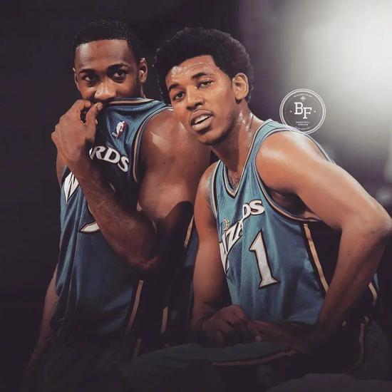 库蒂尼奥为小儿子庆祝生日，一家人身穿他效力过球队的球衣（库蒂尼奥为幼子庆生，全家身穿他曾效力球队球衣）