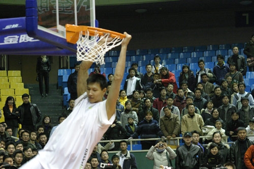 大腿！姆伯莫全场6次关键传球并送助攻，荣膺全场最佳球员（姆伯莫6次关键传球+送助攻，当选全场最佳）