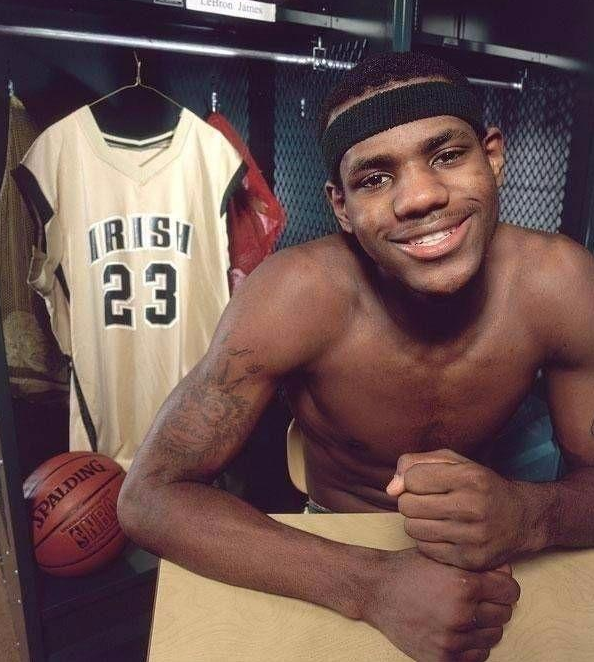 一日英超动向：曼联利物浦难兄难弟，阿森纳领跑态势不可阻挡（英超今日看点：曼联利物浦同陷困境，阿森纳领跑势头难挡）