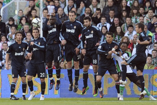 这球太神了！詹姆斯反击面对四人包夹 神仙拉杆上篮看嗨解说（逆天一球！詹姆斯快攻直面四人围堵，绝妙拉杆上篮引解说沸腾）