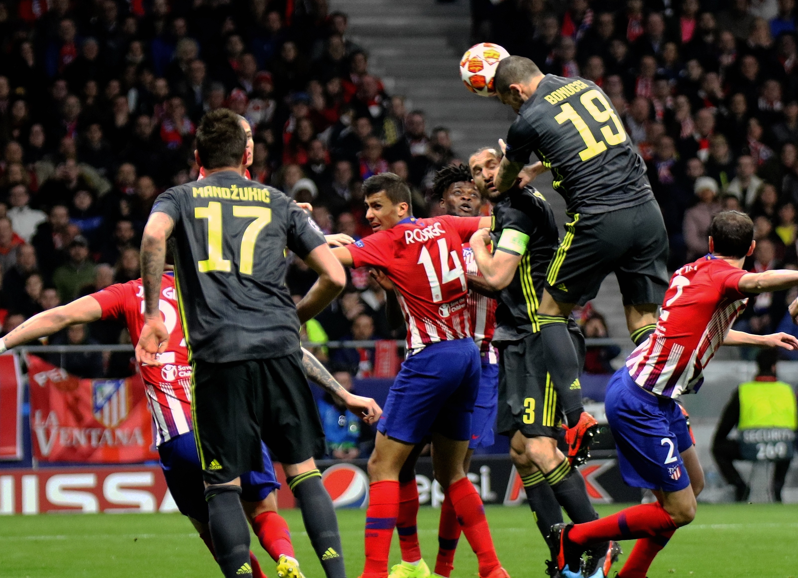 “快乐男孩”名不虚传！巴坎布门前空门不进，自己却跑进球门（巴坎布空门不进反把自己送进球门，快乐本色尽显）