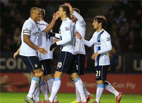 中超三连冠伴随亚冠全年不胜，海港距离“王朝”还差很远（中超三连冠难掩亚冠零胜尴尬，海港距王朝仍遥远）