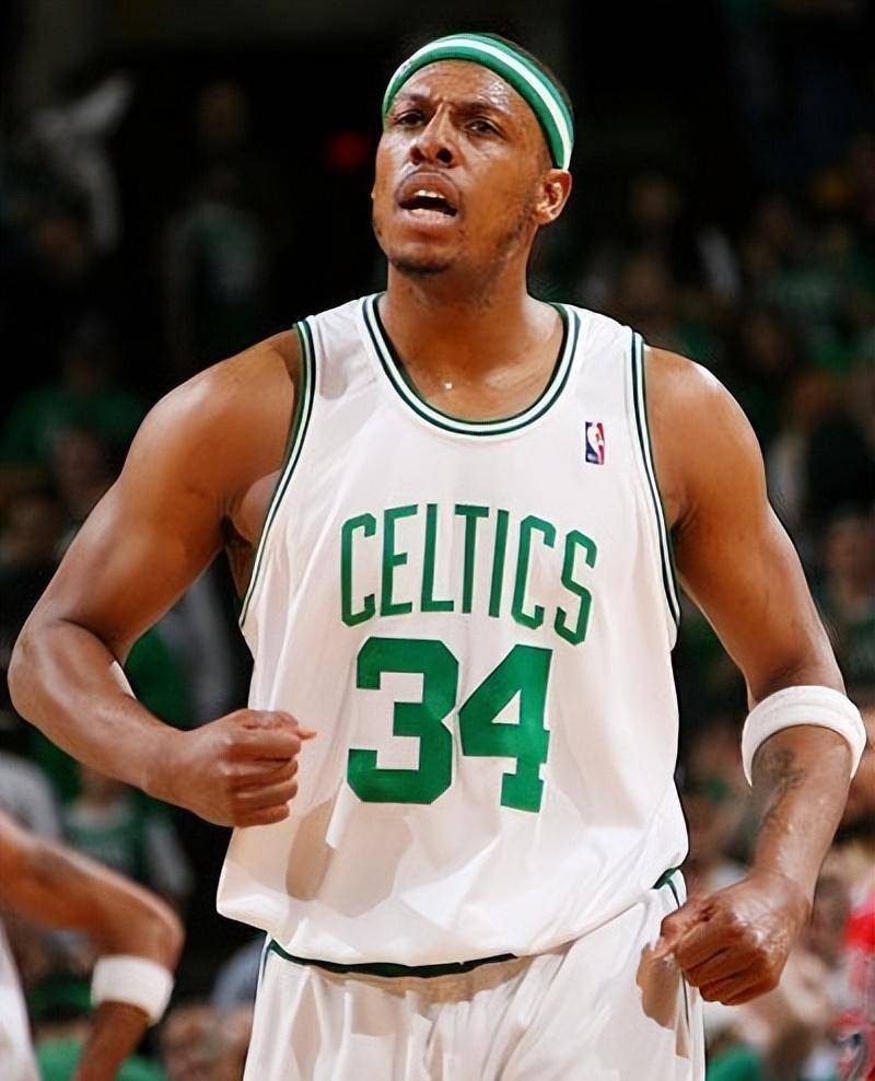 赚到了！东契奇扑防凯尔登三分被吹犯规 但后者3罚0中（天赐良机！东契奇扑防凯尔登三分被判犯规，凯尔登三罚全失）