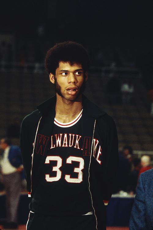 王楚钦避免0-3完败！樊振东队长也学会抓他漏洞，球迷炮轰教练组（王楚钦惊险躲过0-3惨败！队长樊振东抓准其短板，球迷怒斥教练组）